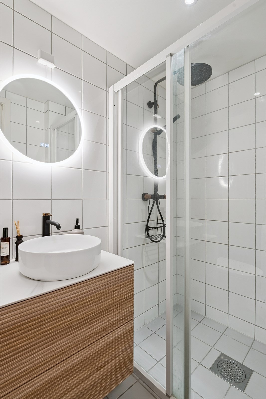 Bad med flislagte vegger og gulv. Galleribilde