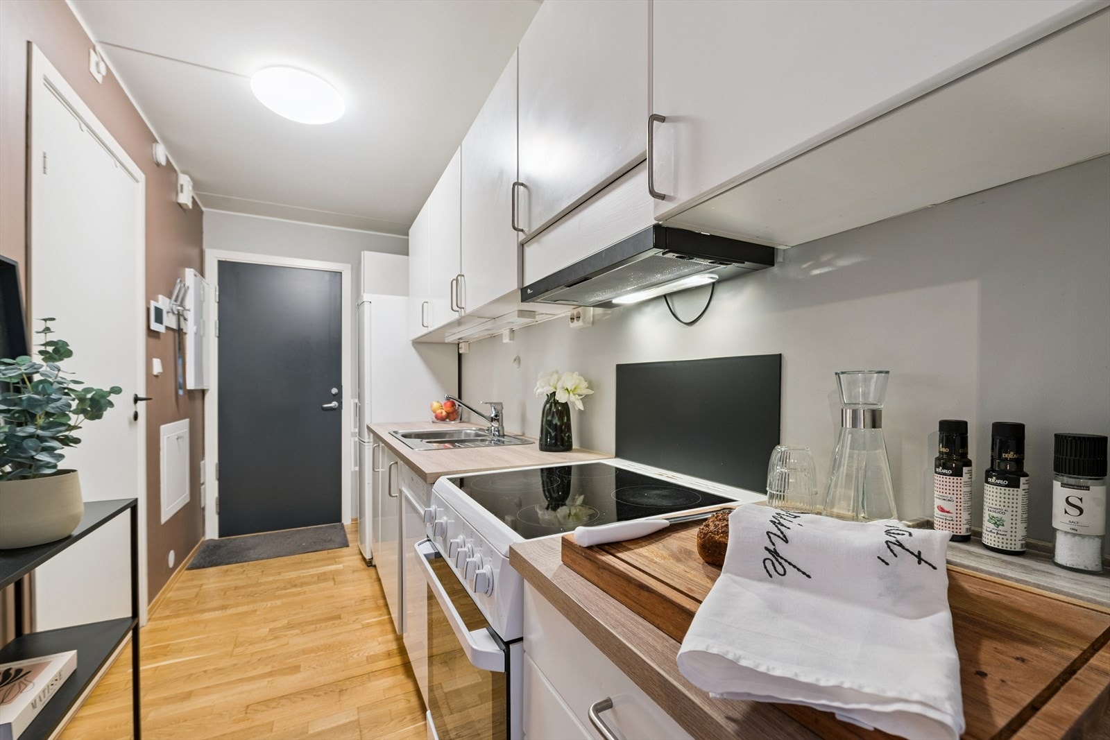 Lyst og praktisk kjøkken. Galleribilde