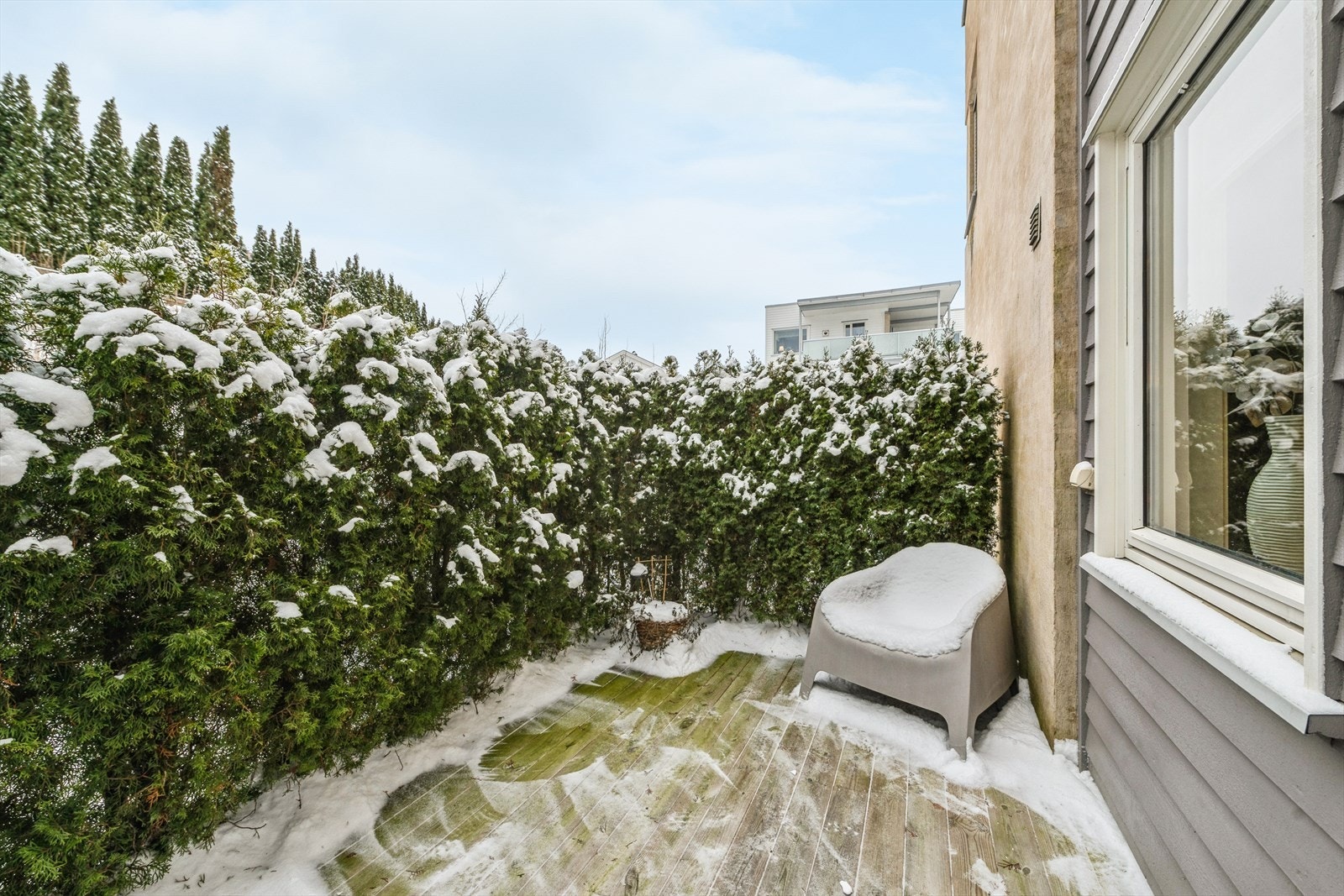 Terrassen er på 13 kvm. Her har du god plass til utemøbler. Galleribilde