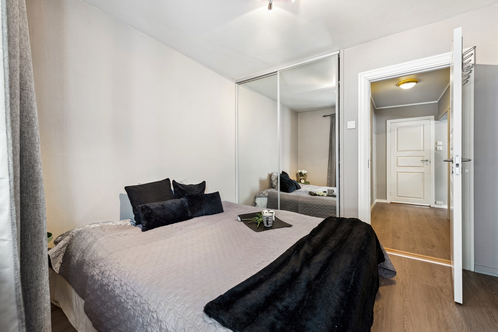 Det er etablert en praktisk skyvedørsgarderobe som gir god oppbevaringsplass. Galleribilde