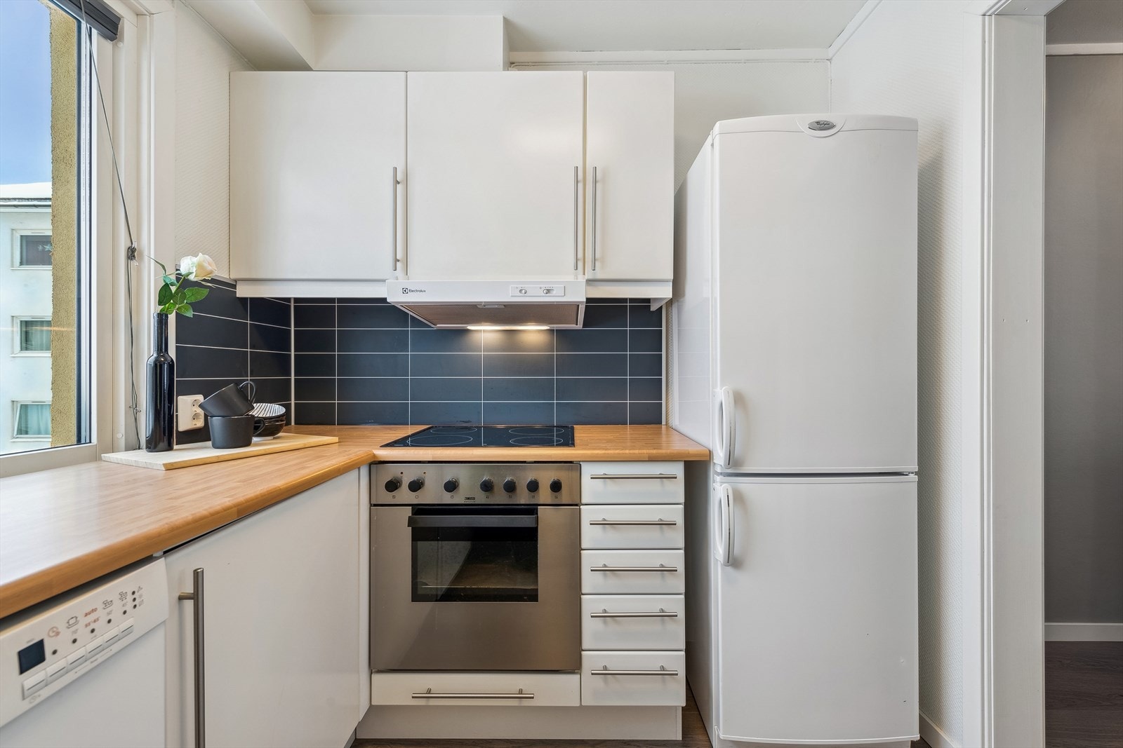 Det er integrert stekeovn, frittstående kjøleskap og oppvaskmaskin. Galleribilde