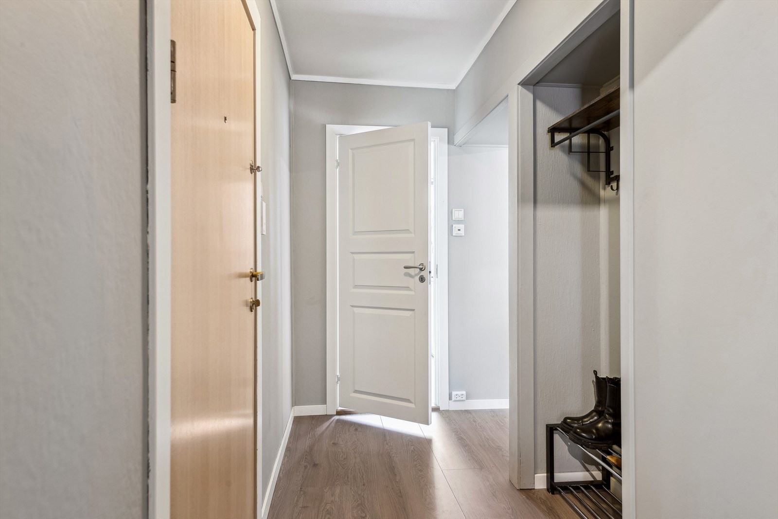 Praktisk nisje i gang for yttertøy og sko. Galleribilde