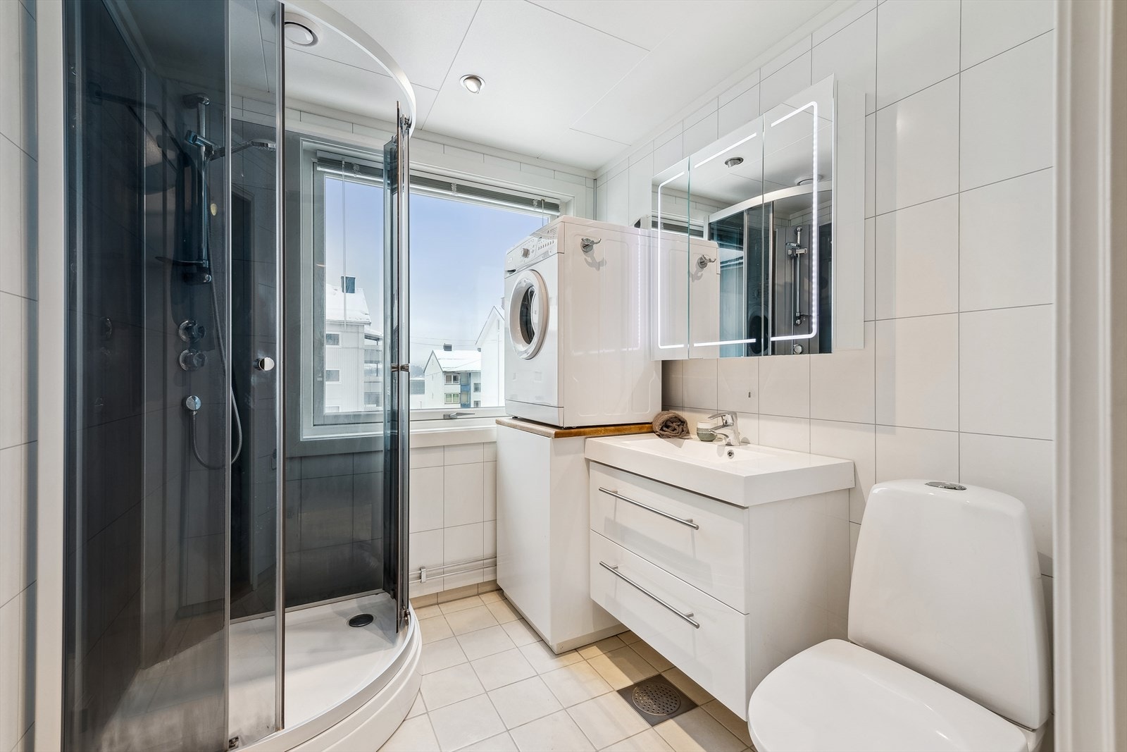 Flislagt baderom med elektriske varmekabler i gulv, mekanisk avtrekk, tilluft via dør og vindu. Galleribilde