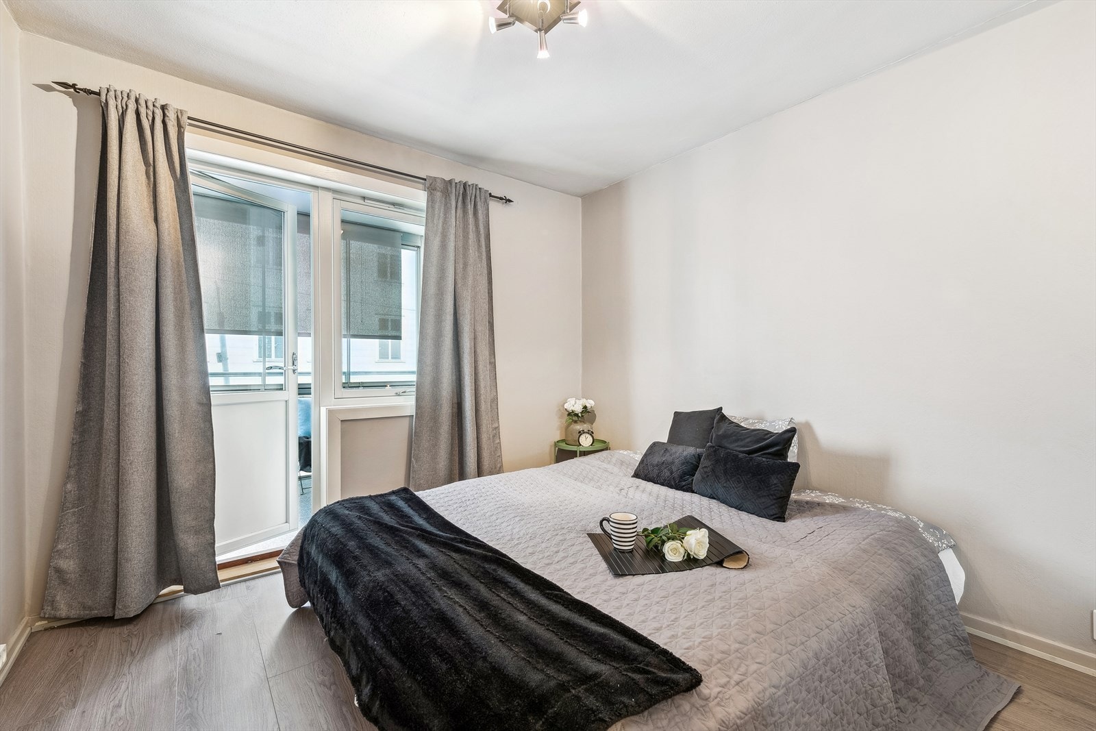 Lyst soverom med utgang til innglasset balkong. Galleribilde