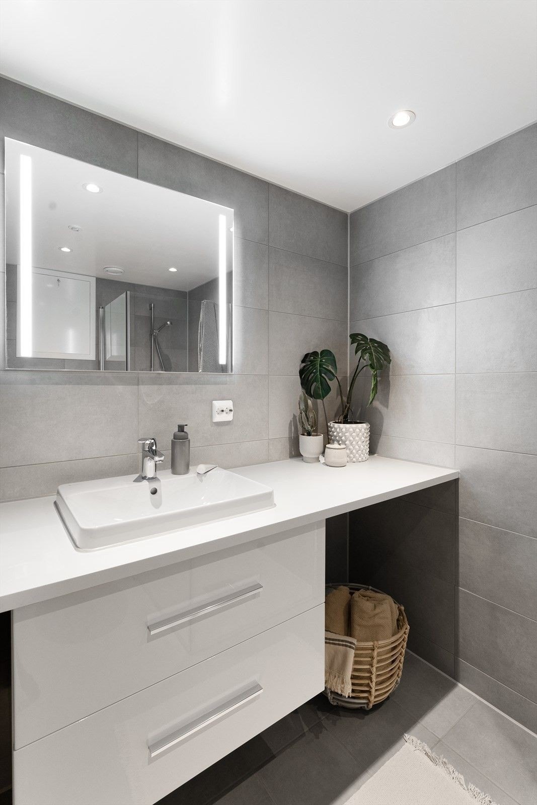 Bad med dusjhjørne og opplegg for vaskemaskin. Galleribilde