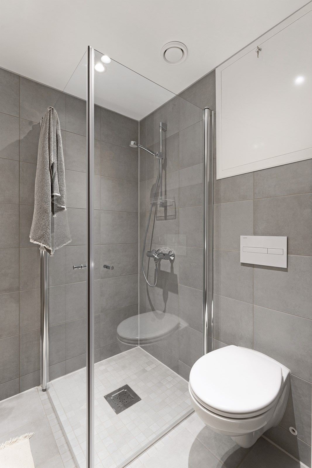 Bad med dusjhjørne og opplegg for vaskemaskin. Galleribilde