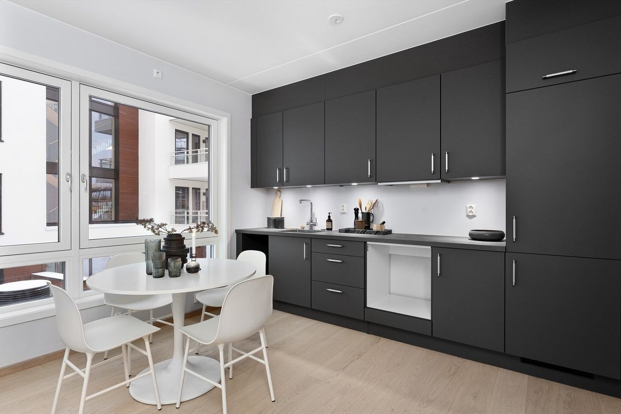 Kjøkken med integrerte hvitevarer. Galleribilde