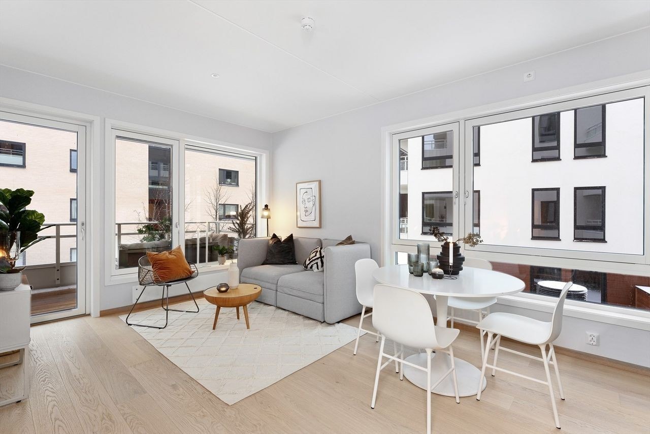 Stue med gode lysforhold. Galleribilde