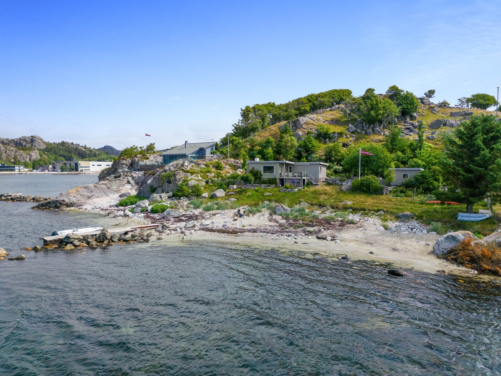 Hytten glir fint inn med naturen rundt. Galleribilde