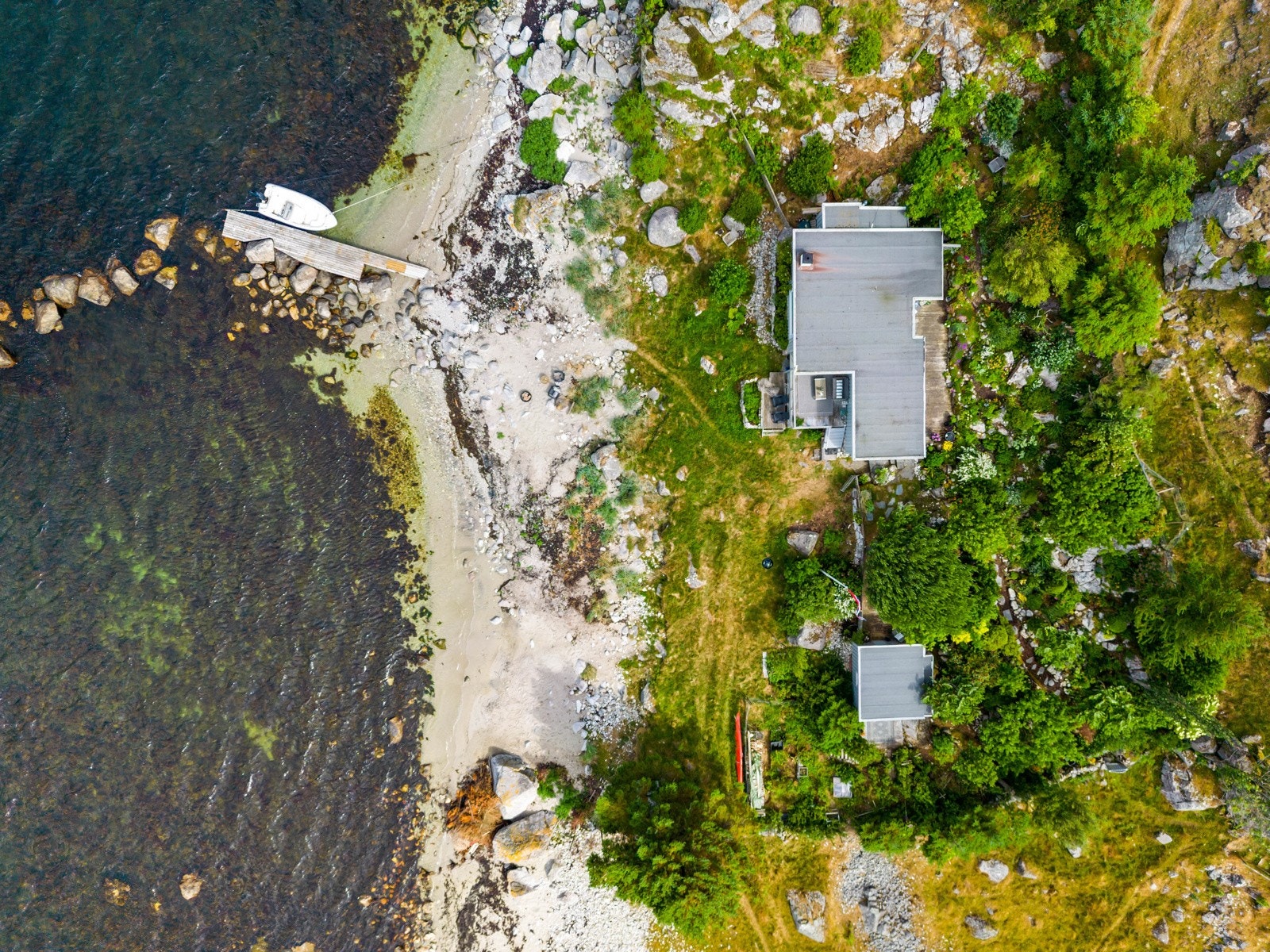 Dagligvarehandelen kan gjøres på Coop Prix Hellvik, som ligger ca. 2,3 km fra boligen og Joker Hellvik som ligger ca. 3 km fra boligen. Galleribilde