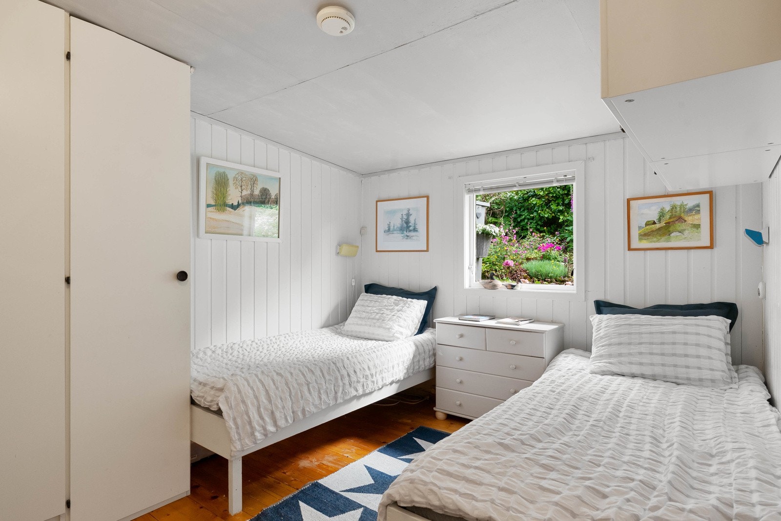 Det er garderobeløsning på begge soverommene i hytten. Galleribilde