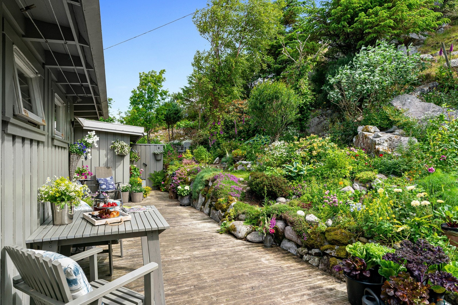 Fra utvendig biloppstillingsplass ved hyttefeltet er det sti ned til eiendommen. Galleribilde