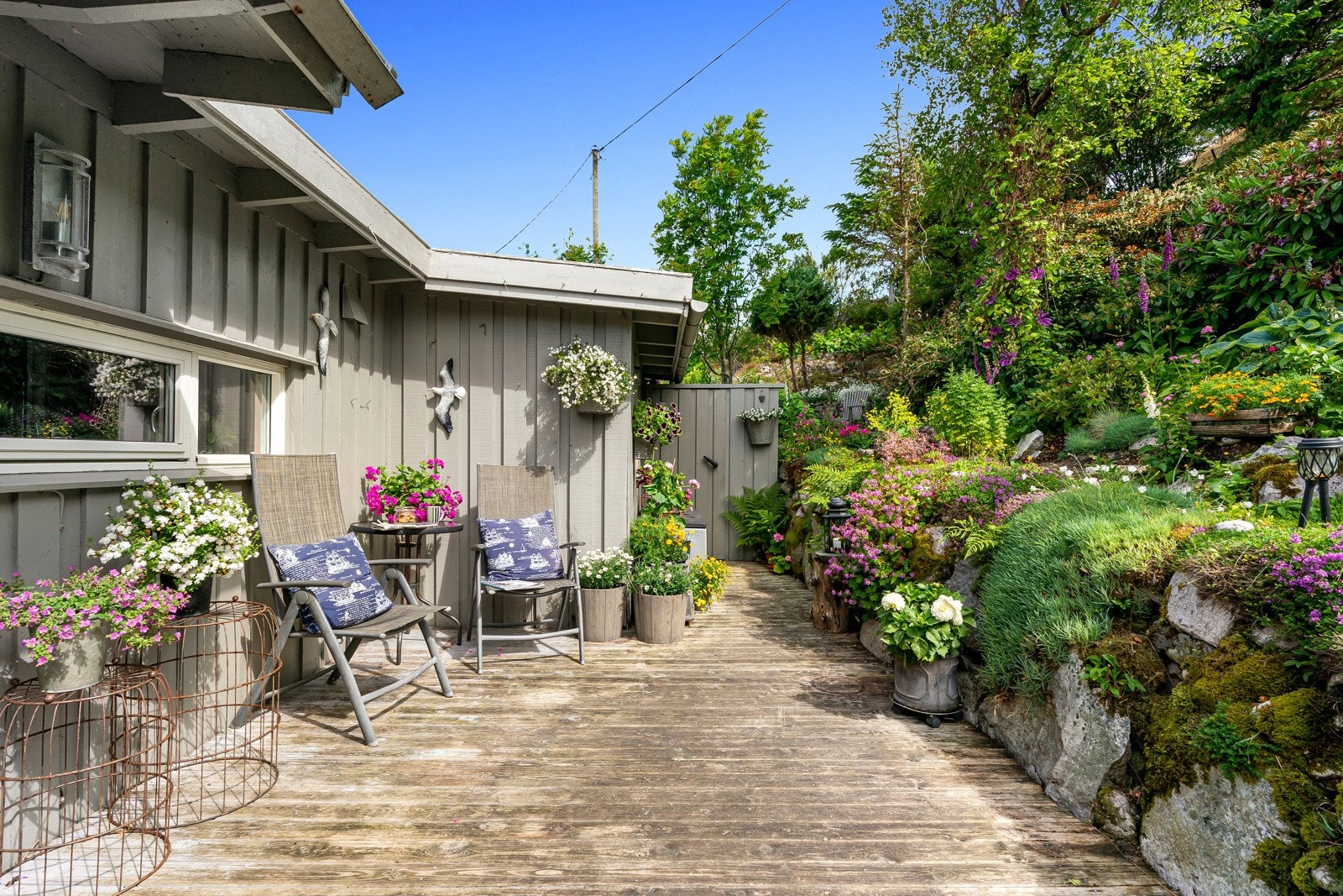 Eiendommen har adkomstrett over naboeiendom (gnr. 60, bnr. 33) og rett til å ha bil stående på et nærmere omforent sted. Galleribilde