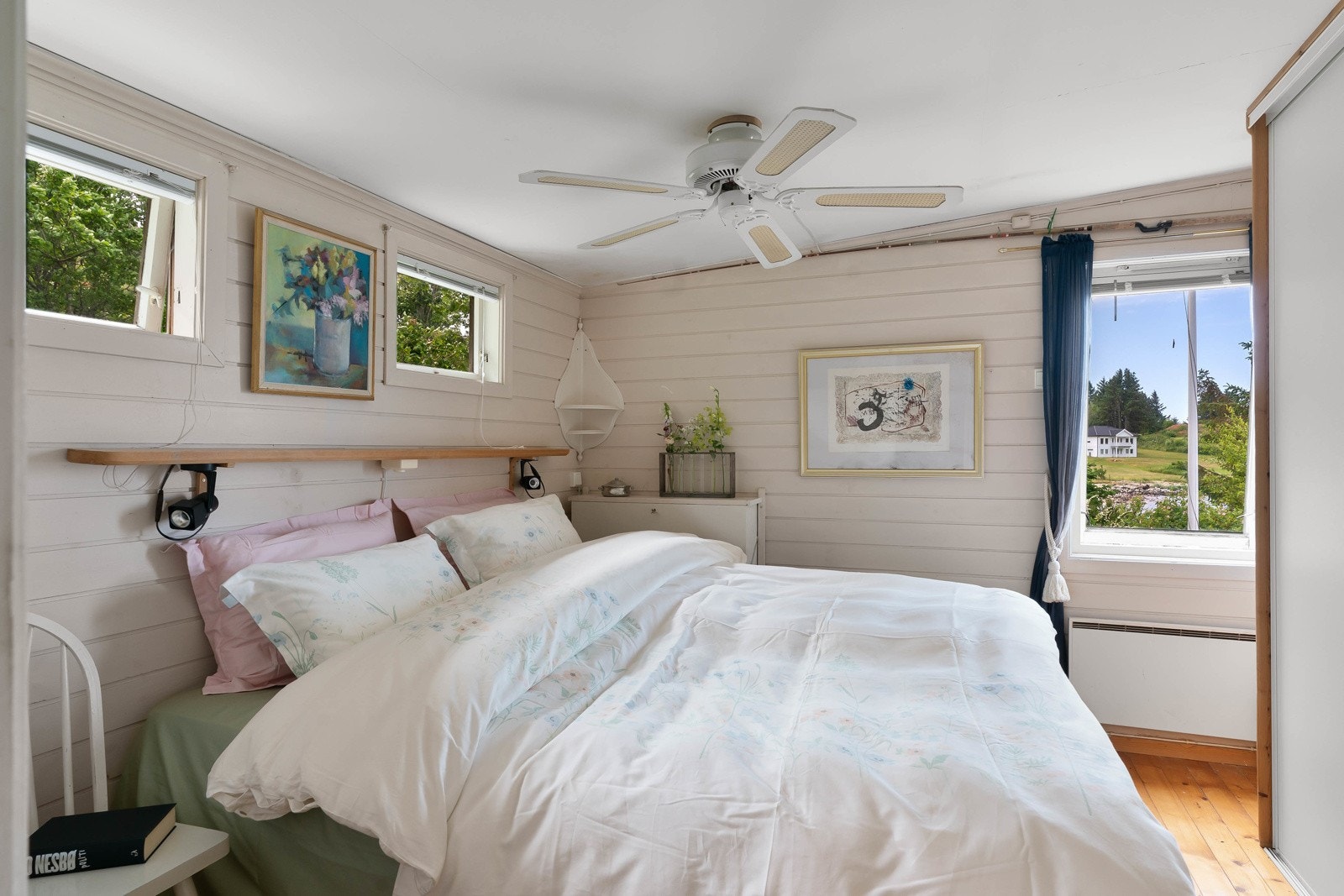 Det er tre gode soverom, hvorav to ligger i hytten og et i annekset. Soverommene i hytten ligger i tilknytning til kjøkkenet og entré/bad. Hovedsoverommet er av god størrelse med plass til dobbeltseng og nattbord på begge sider. Galleribilde