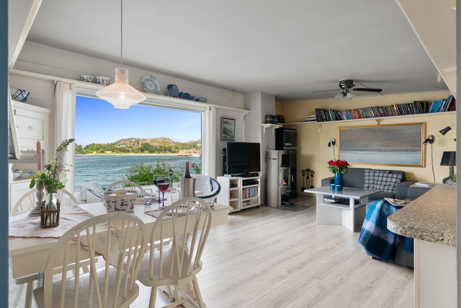 Store vinduer på flere veggflater sørger for at landskapet utenfor oppleves som et maleri. Galleribilde