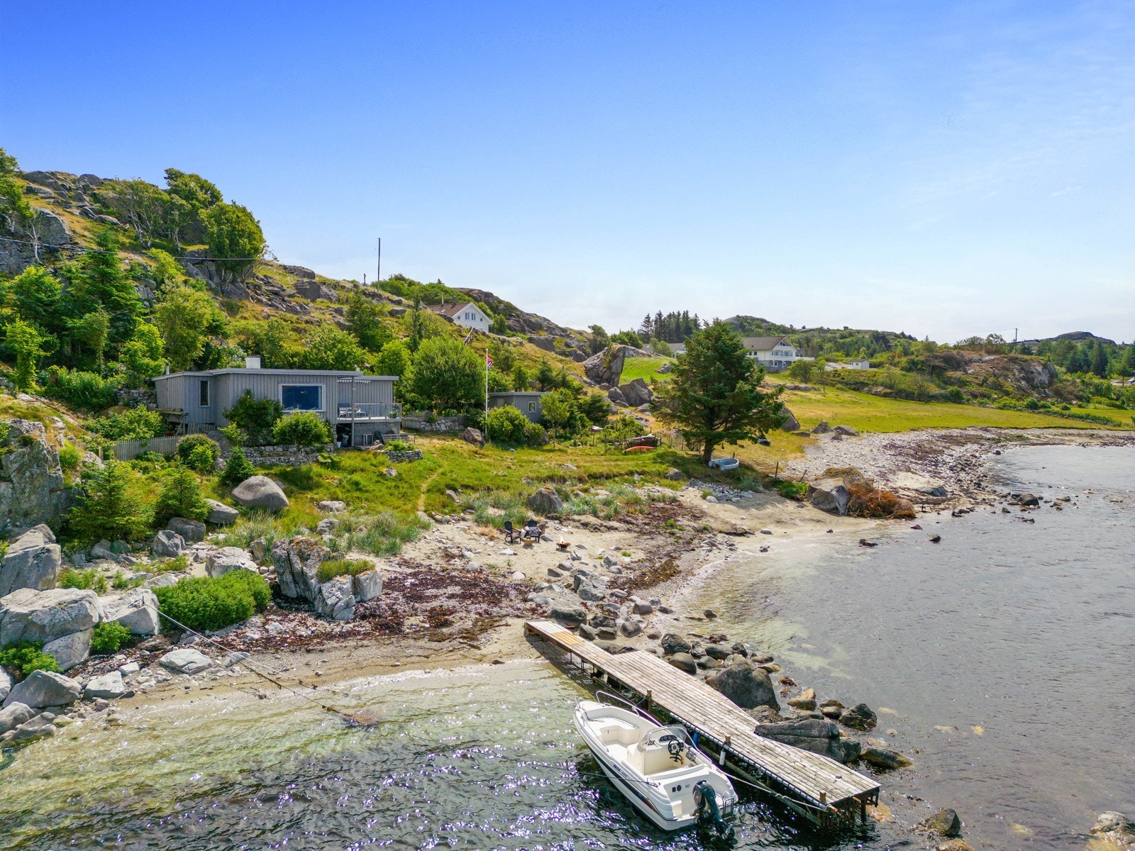 Sjelden mulighet! Idyllisk eiendom med egen strandlinje, egen brygge og tomt på ca. 1,8 mål. Galleribilde
