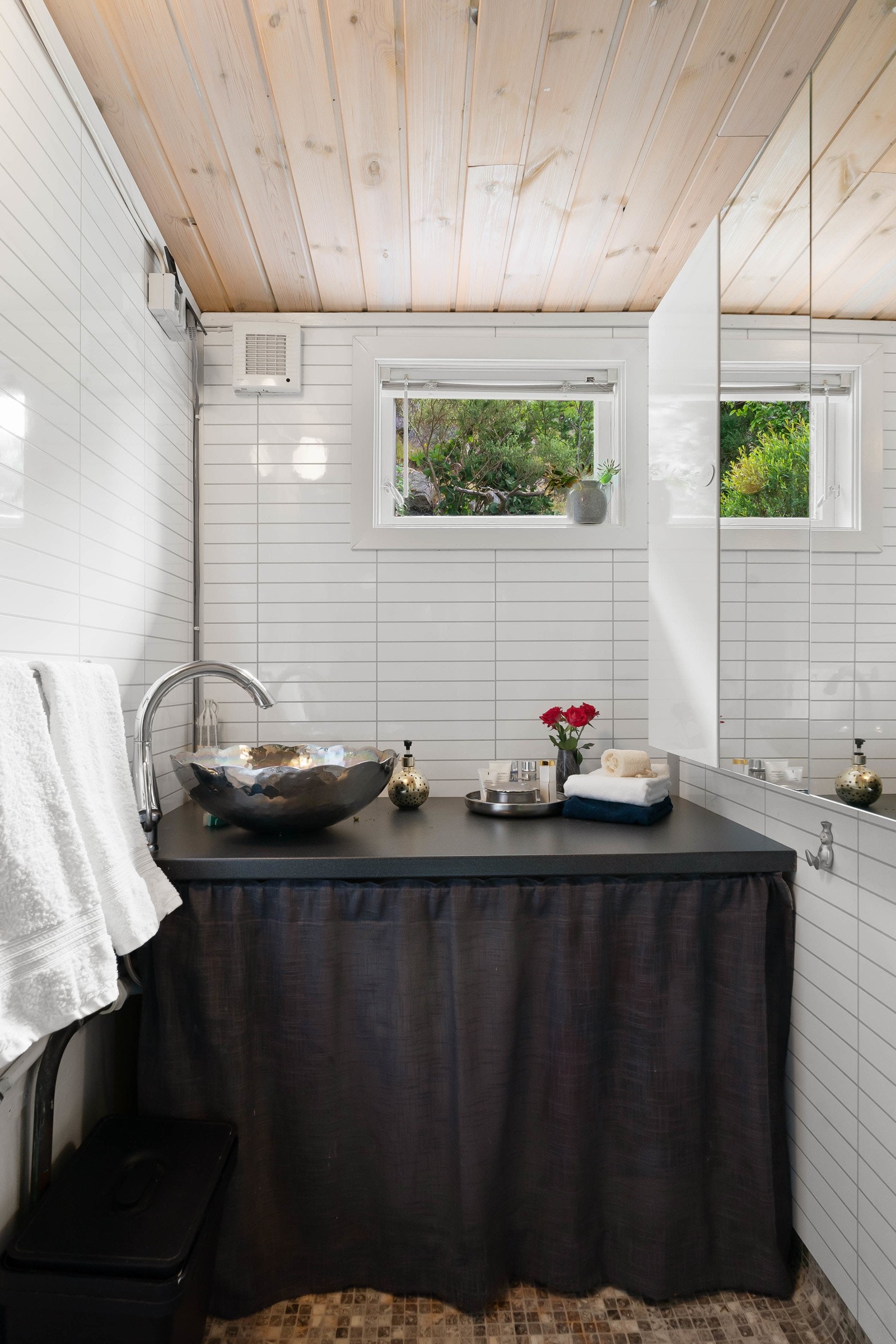 Av våtrom har hytten et bad som ligger i tilknytning til entreen og har videre adkomst til et av soverommene. Badet har belegg på gulv og våtromsplater på veggflater. Galleribilde