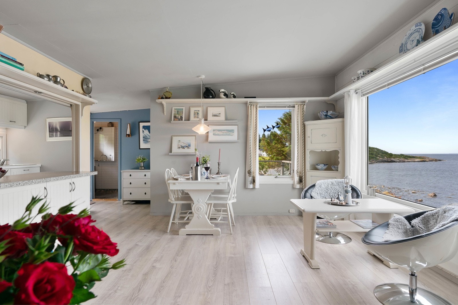 Kjøkkenet har god kontakt med stuen via serveringsluke som enkel kan lukkes igjen. Galleribilde