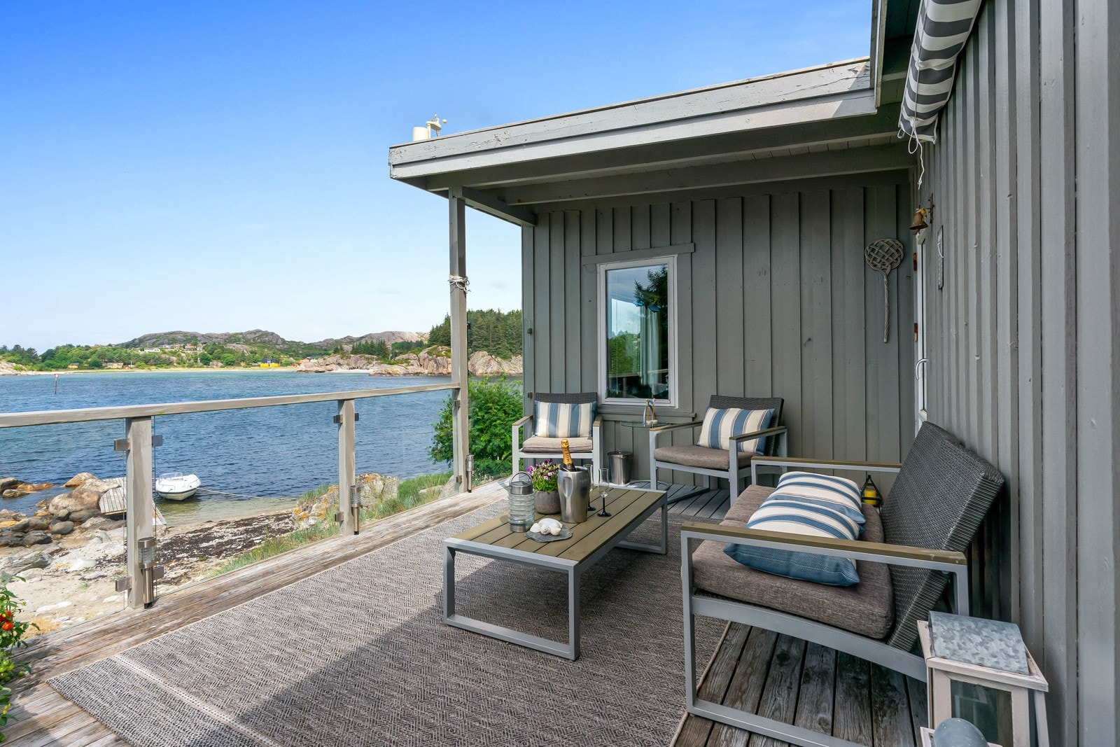 Det er utgang fra stuen til den romslige terrassen. Her kan man enkelt møblere med sittegrupper og grill. Galleribilde