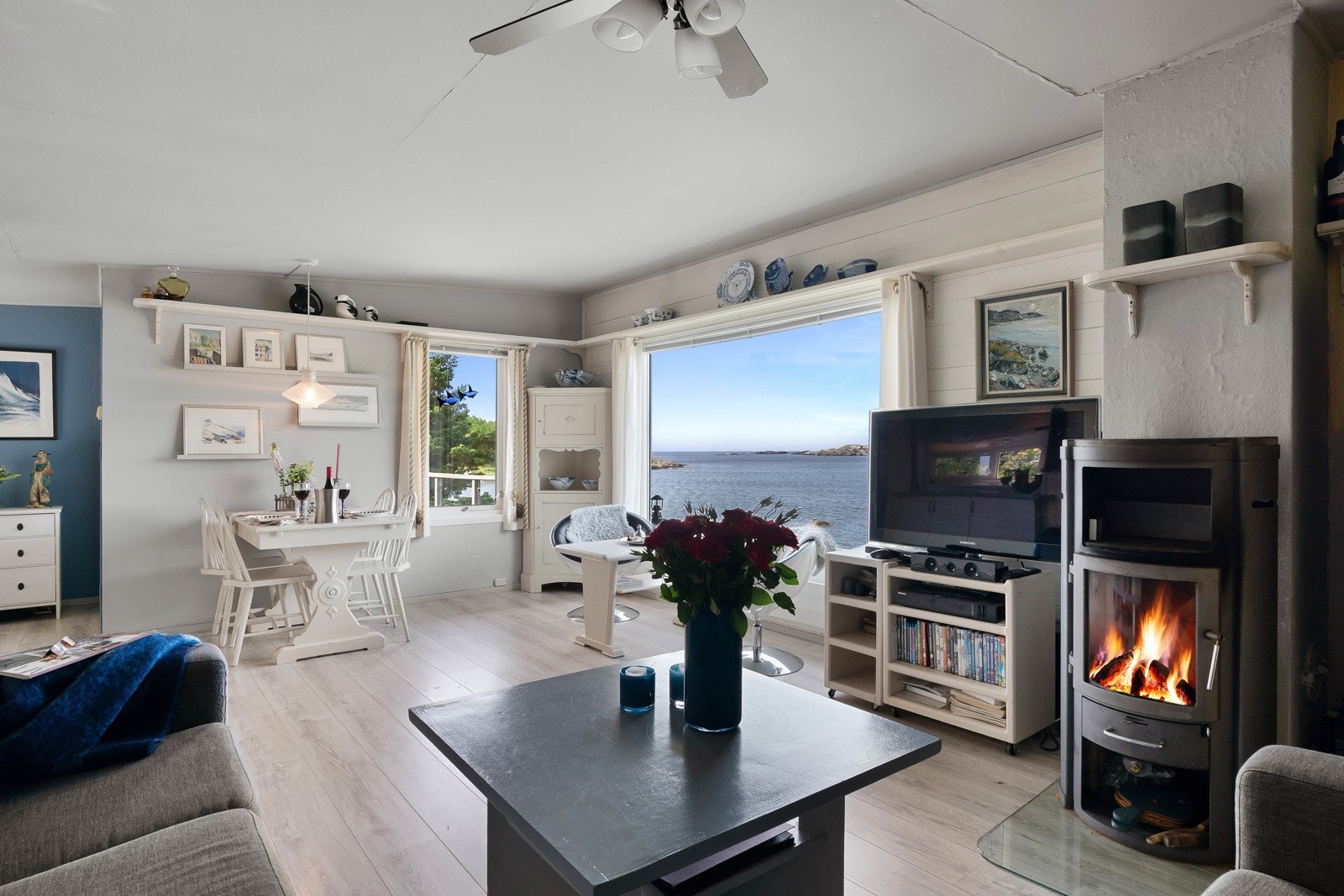 Stuen har flott takhøyde og oppleves lun og innbydende. Rommet har 1-stavs laminatgulv og slette veggflater. Galleribilde