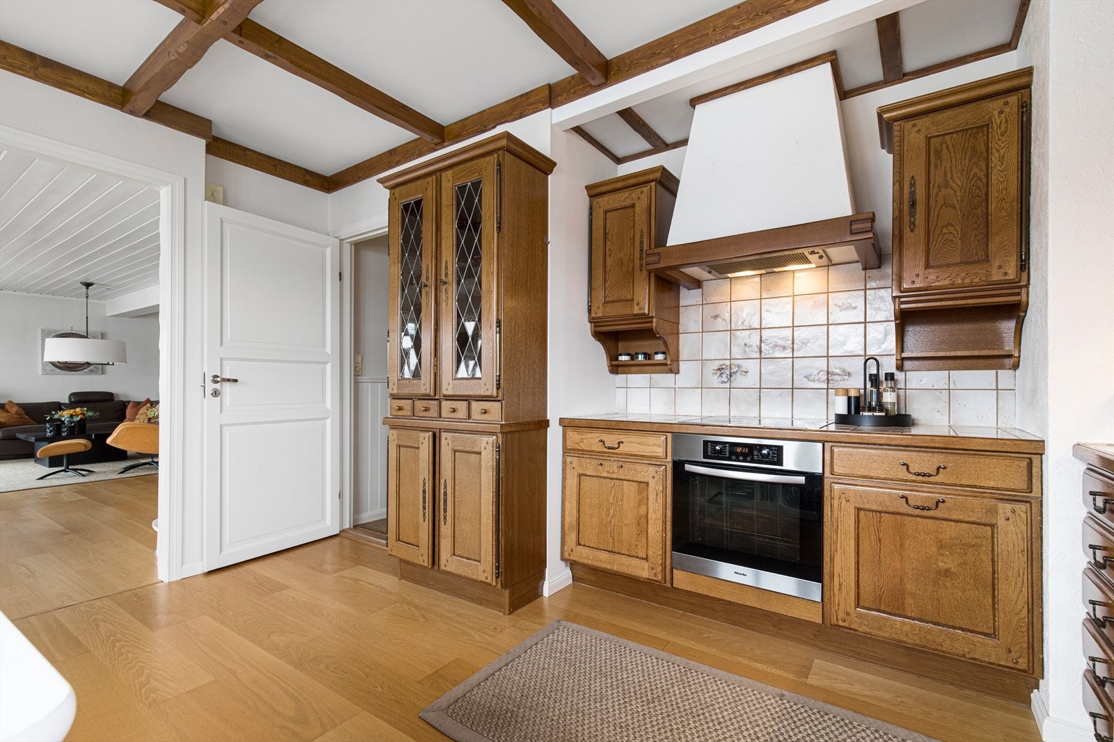 Integrerte hvitevarer og en rustikk stil Galleribilde