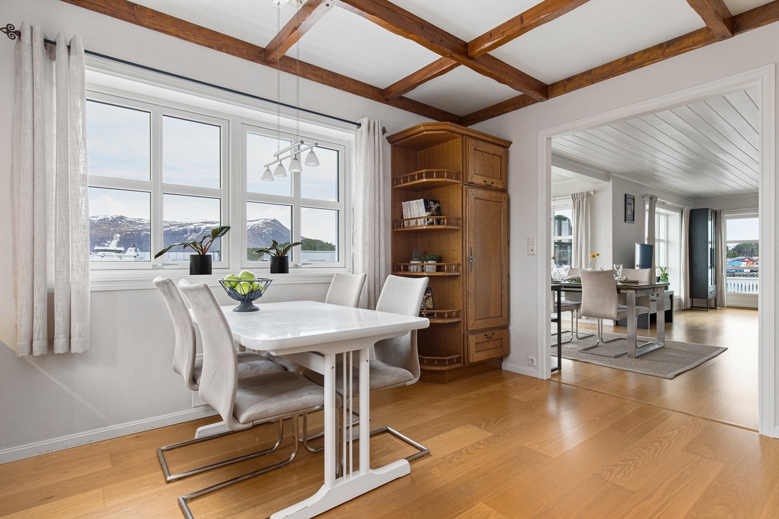 På kjøkken er det plass for frukostbord med en god størrelse Galleribilde