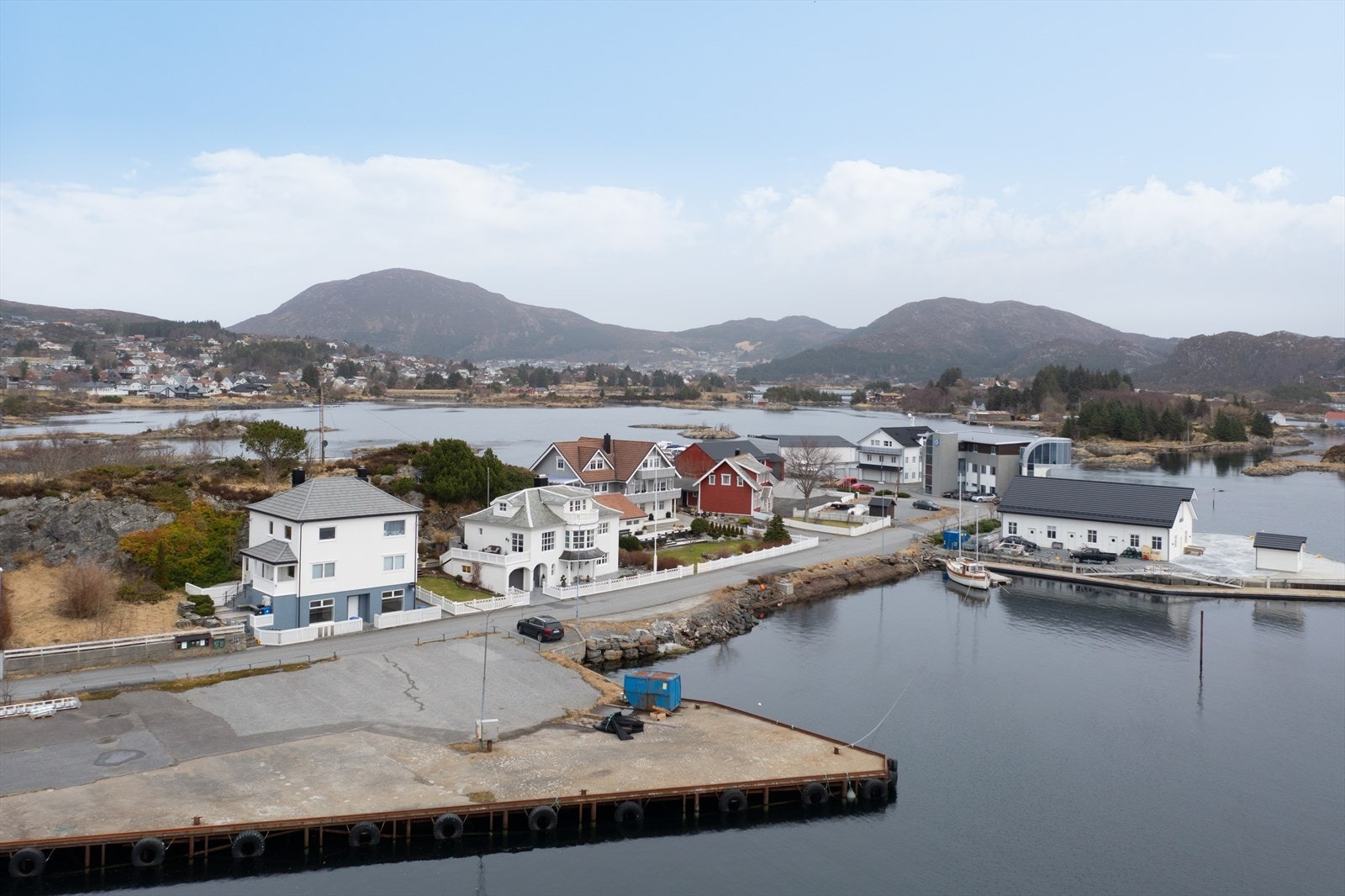 Strandeiendommen mellom veien og sjø, framfor boligen følger salget Galleribilde