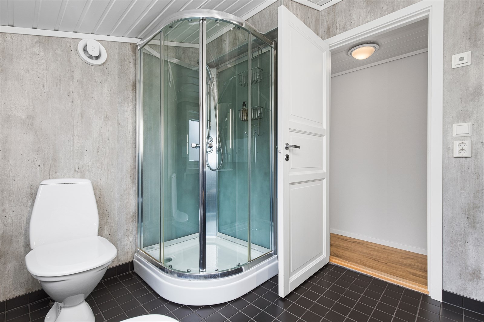 Oppgradert baderom med fliser og varmekabler på gulv Galleribilde