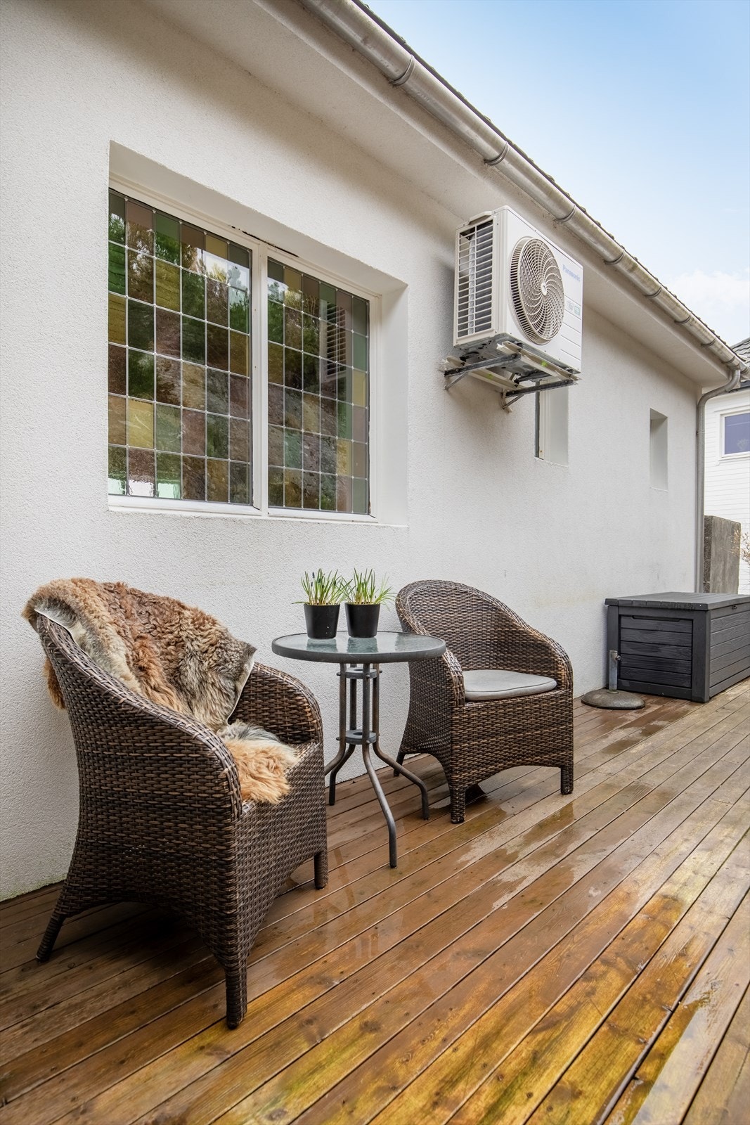 Fra vaskerom er det tilkomst til lun uteplass med kveldssol Galleribilde