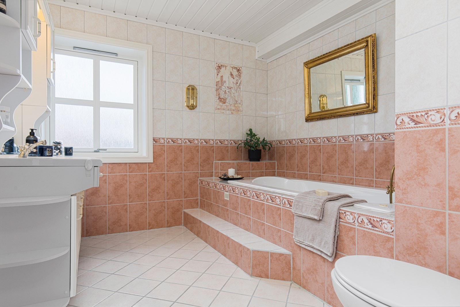 Baderom i hovedetasjen med innfelt badekar Galleribilde