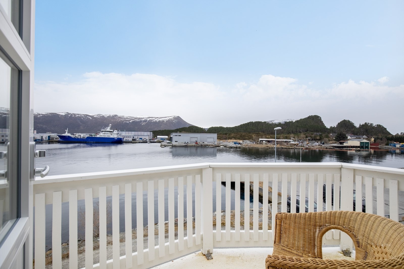 Kort avstand til sjø og ekstra tomteareal med strandlinje Galleribilde