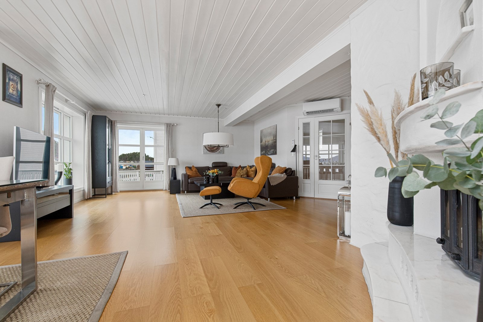 Det er varmepumpe og ildsted som sørger for gode varme, og det er tilkomst til solrik altan Galleribilde