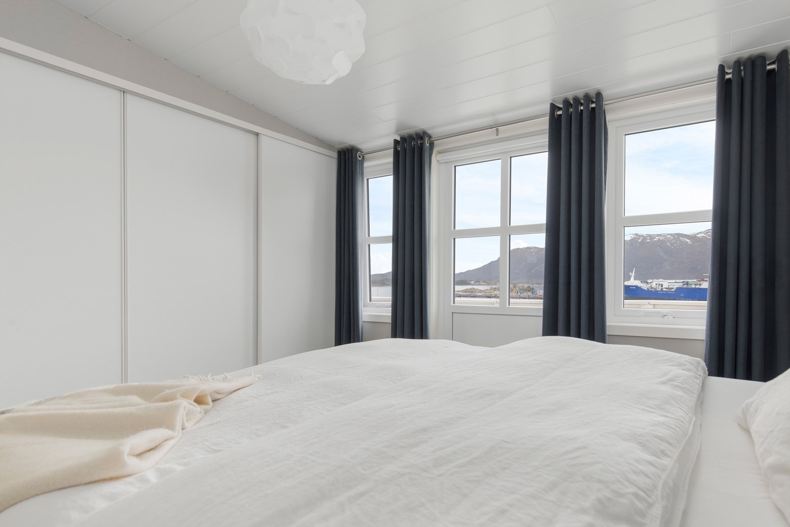 Det er satt inn skyvedørsgarderobe Galleribilde