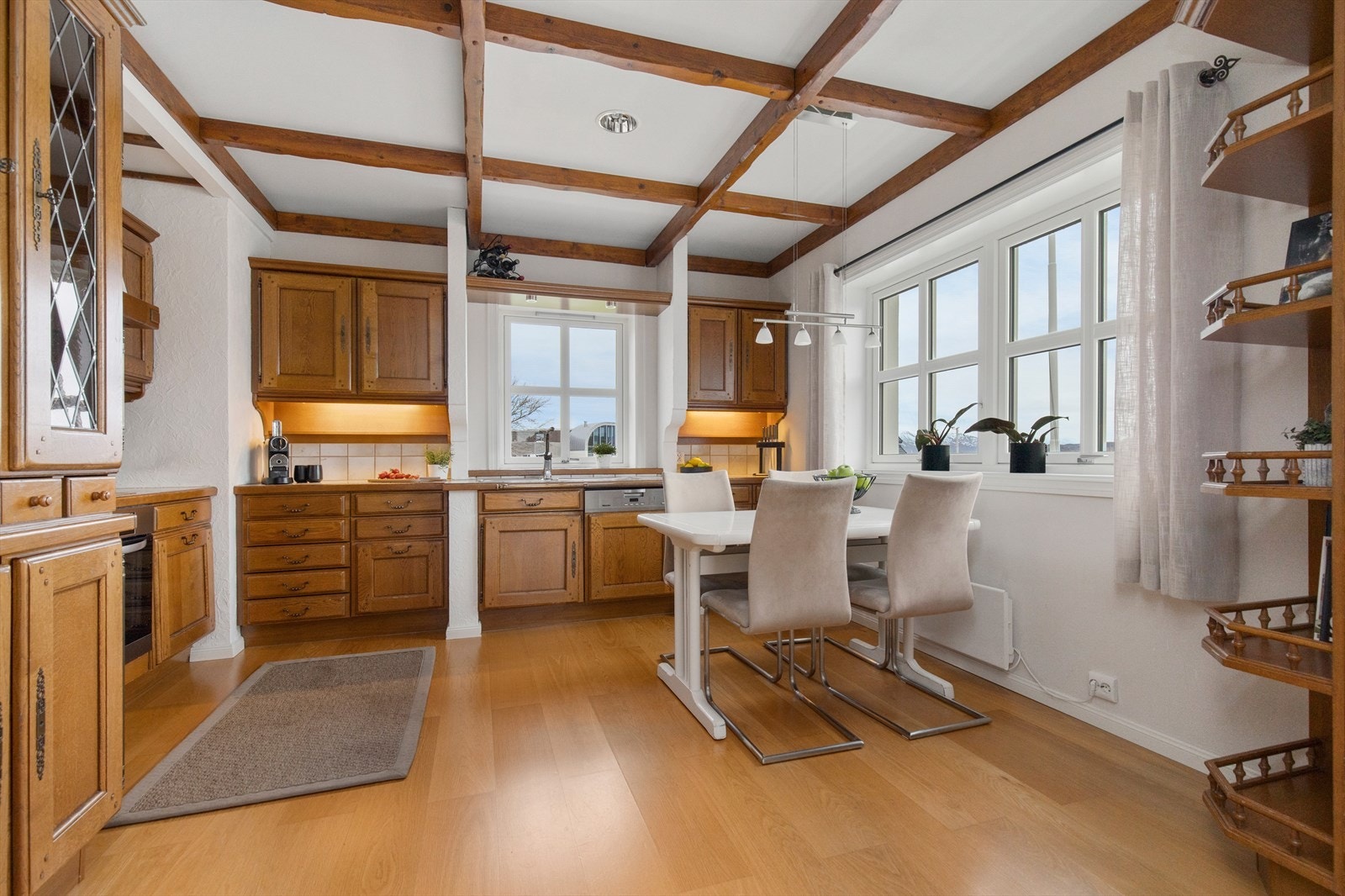 Kjøkken har mye skapplass og arbeidsplass Galleribilde