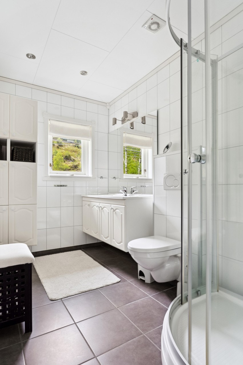 Baderom i 2.etasje med flis på golv og baderomsplater på vegg Galleribilde