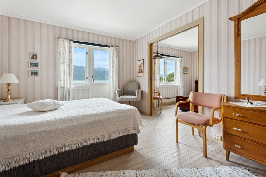 Eit av totalt 5 soverom i 2.etasje. Skyvedør mellom to av soveromma Galleribilde