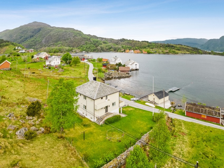 Fint opparbeida hage rundt husvære - asfaltert tun/parkering Galleribilde