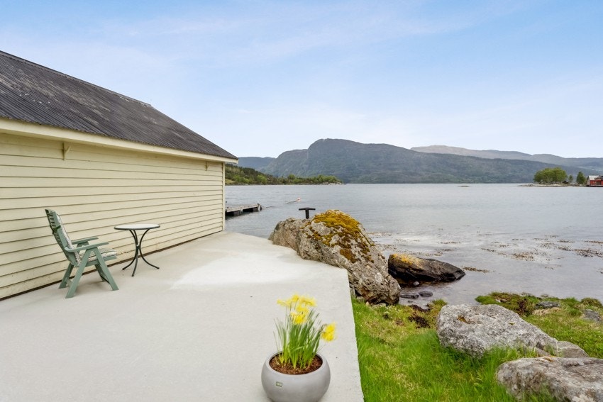 Eventyrlig utsikt mot fjord og fjellheim. Velkommen til visning - hugs påmelding Galleribilde