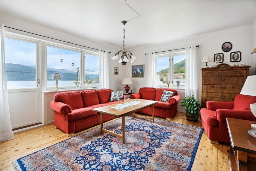 Stue II med utgang til altan. Store vindaugsflater mot nydelig sjøutsikt Galleribilde