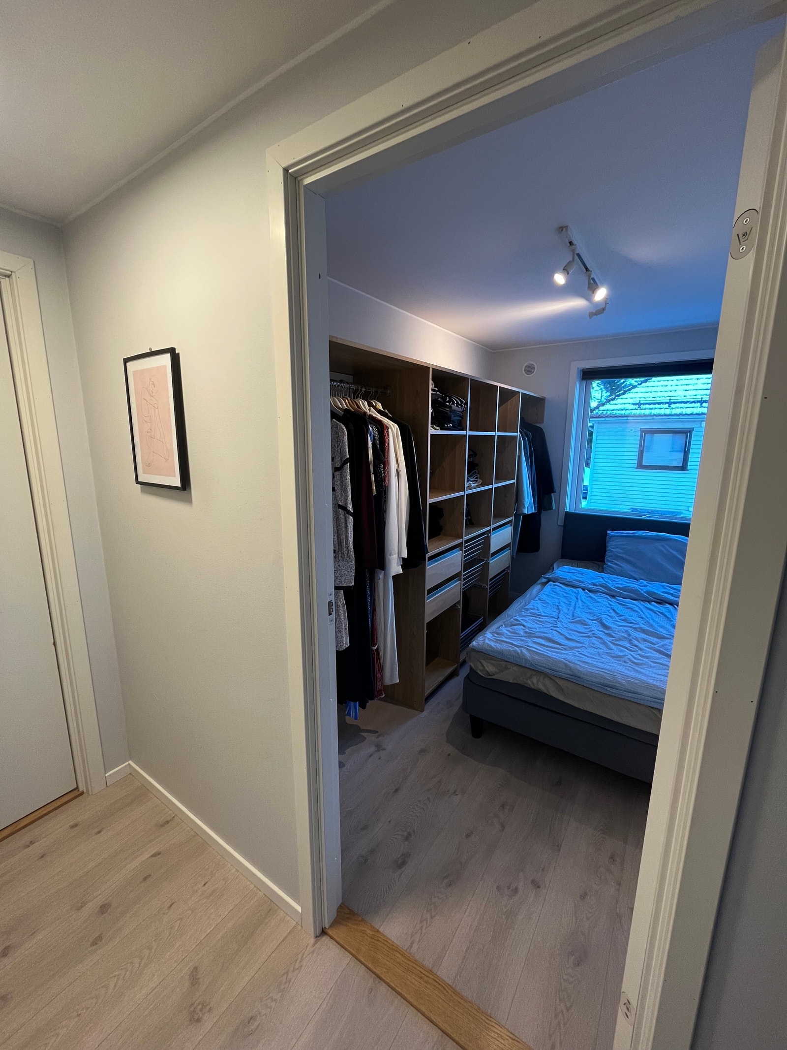 Bilde fra nåværende leietaker.
Plass til 150-160cm seng. Åpen garderobe løsning følger med. Galleribilde