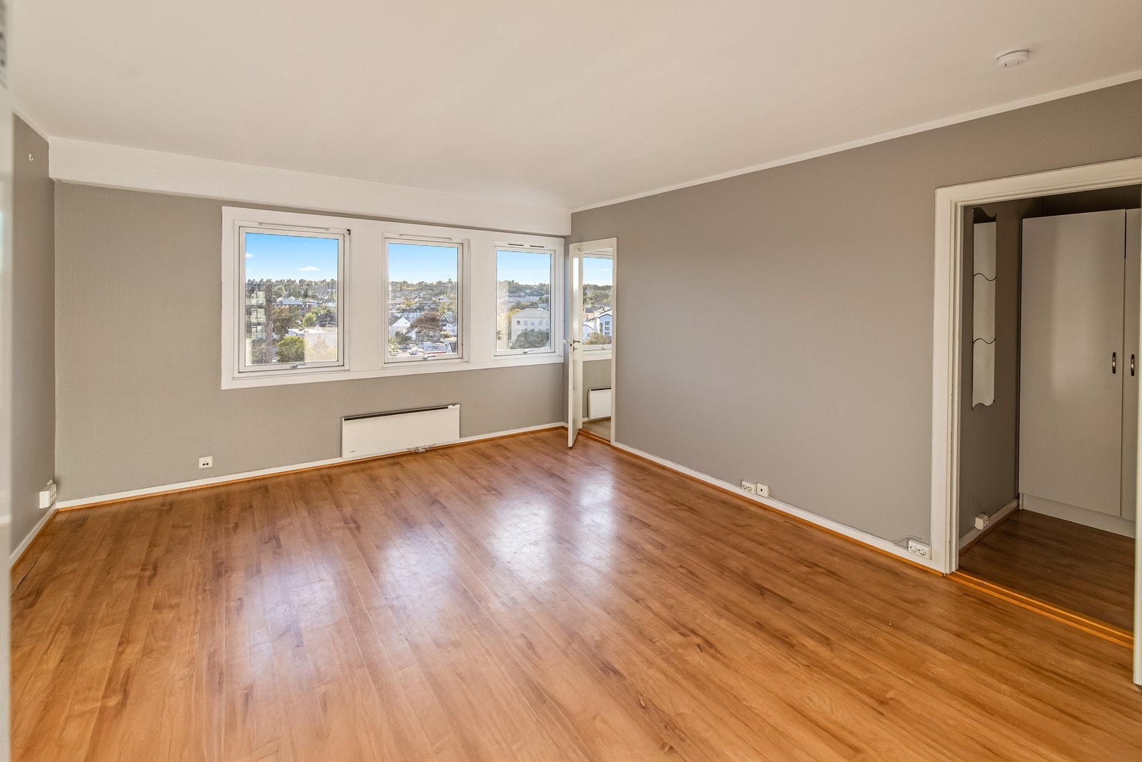 Flere vindusflater som slipper inn godt med naturlig lys Galleribilde