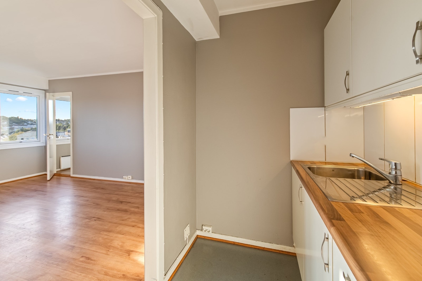 Kjøkken ligger i åpen løsning mot stuen Galleribilde