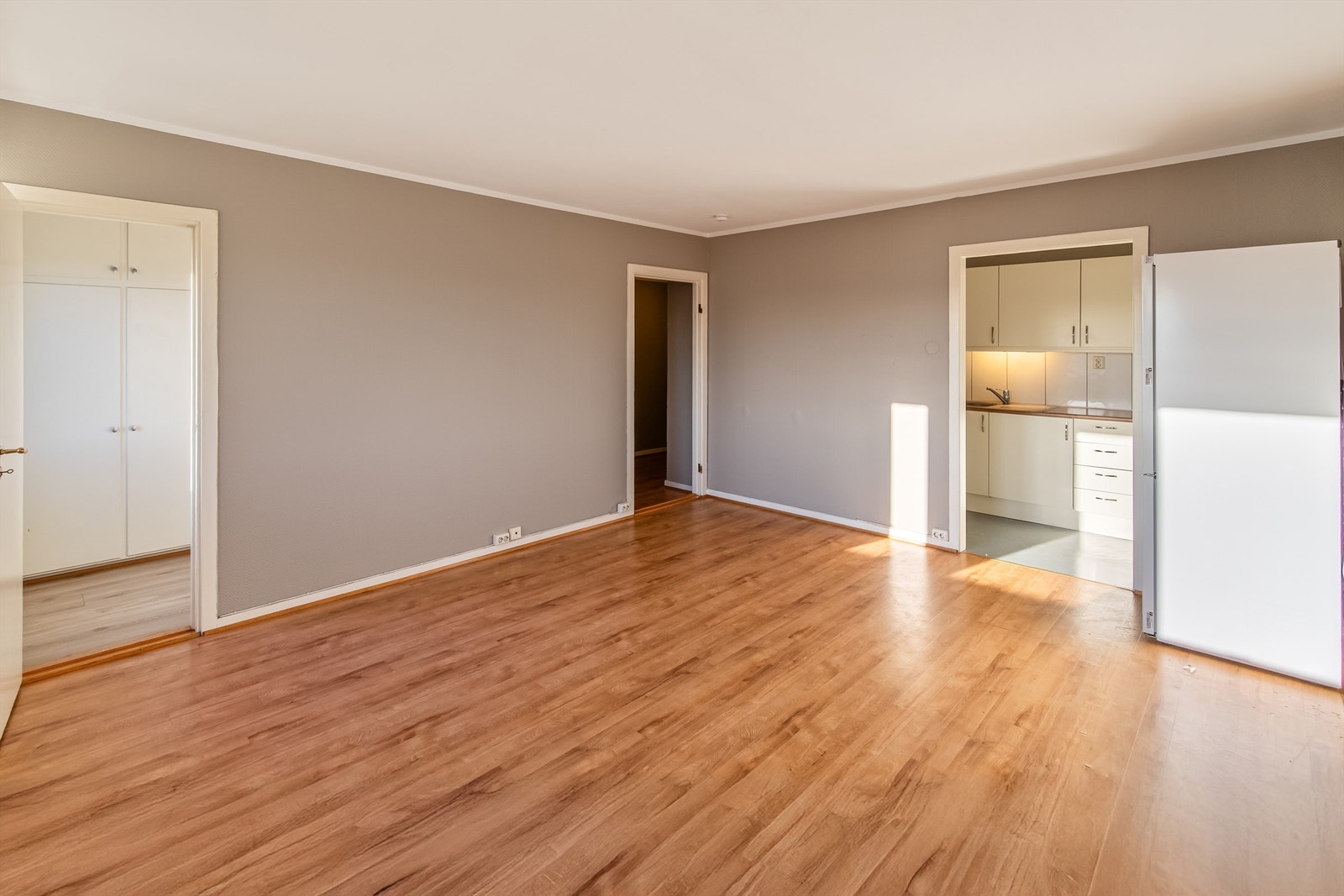 Romslig stue med gode møbleringsmuligheter Galleribilde