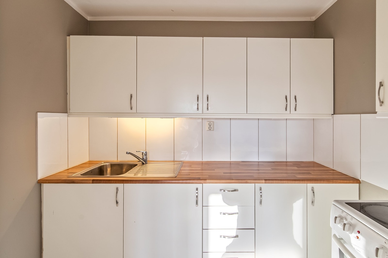 Kjøkkenet i lys utførelse med slette fronter Galleribilde