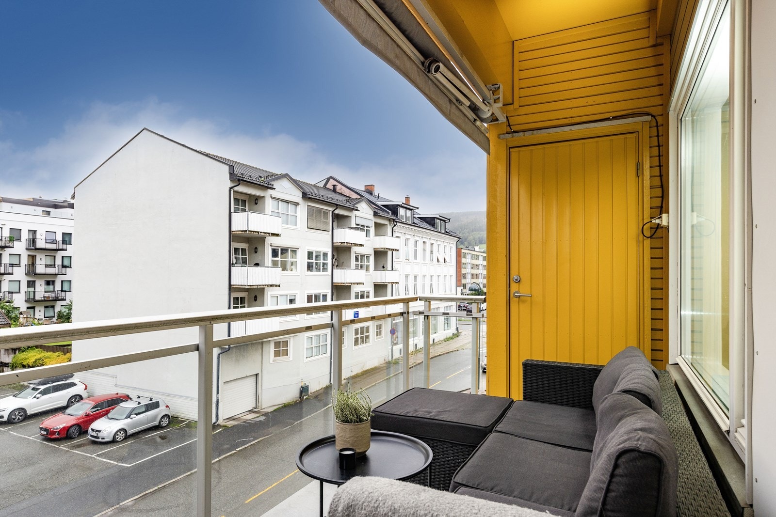 Balkongen har god plass til utemøbler, og innbyr til hyggelige stunder utendørs. I tillegg finner du en praktisk, utvendig bod som gir ekstra lagringsplass rett ved balkongen. Galleribilde