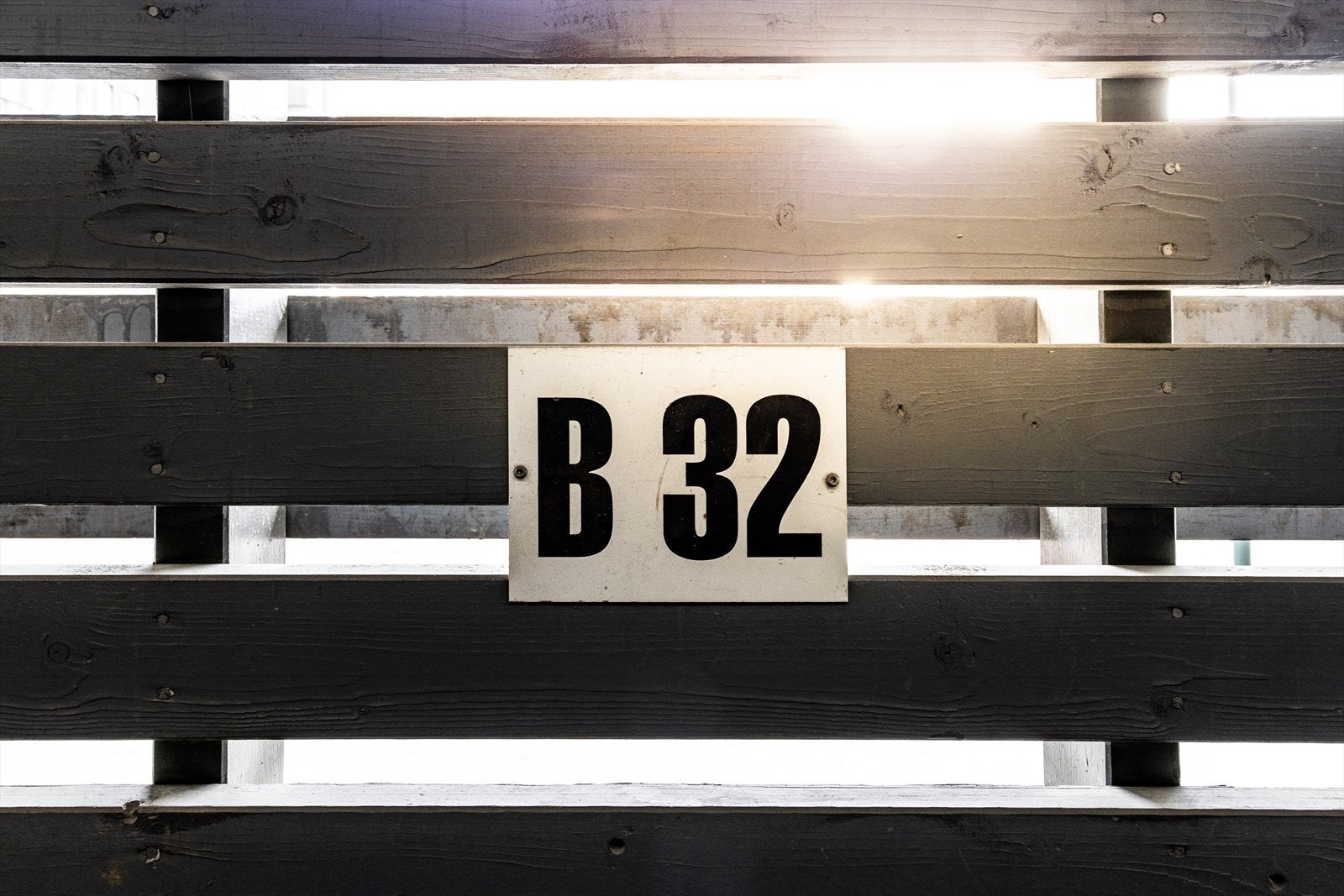 Oppmerket parkeringsplass i felles garasjeanlegg. Galleribilde