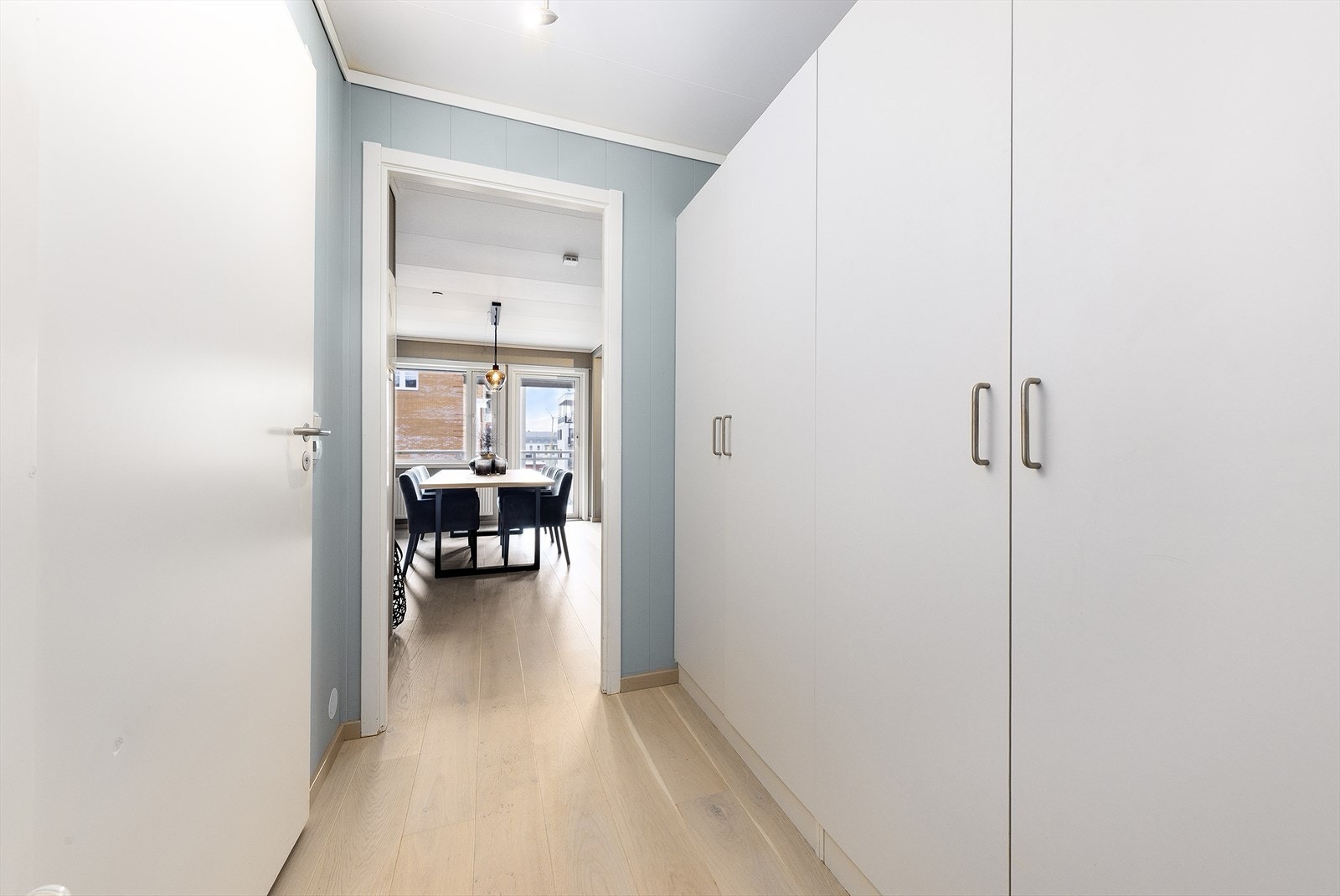 I entréen er det god plass til en romslig garderobeløsning, som gir praktisk oppbevaring og bidrar til et ryddig førsteinntrykk. Galleribilde