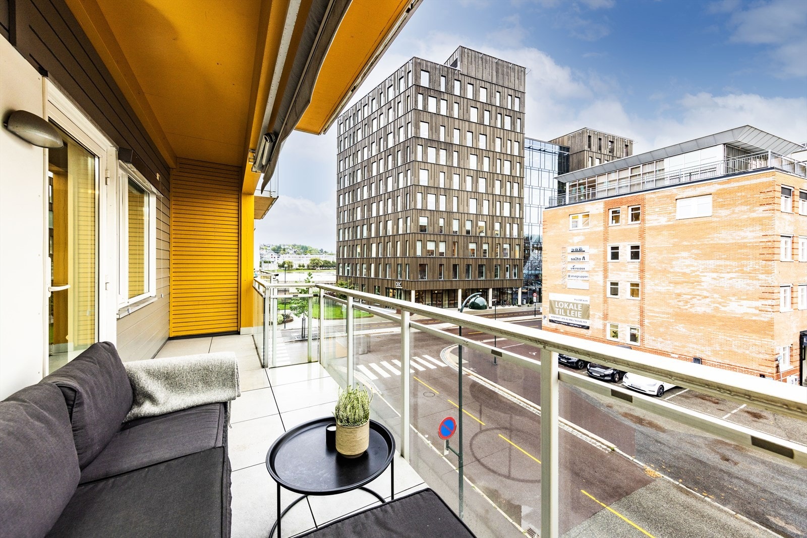 Leiligheten har tilgang til en balkong som vender ut mot gaten, og gir deg mulighet til å følge med på bylivet rett utenfor. Galleribilde