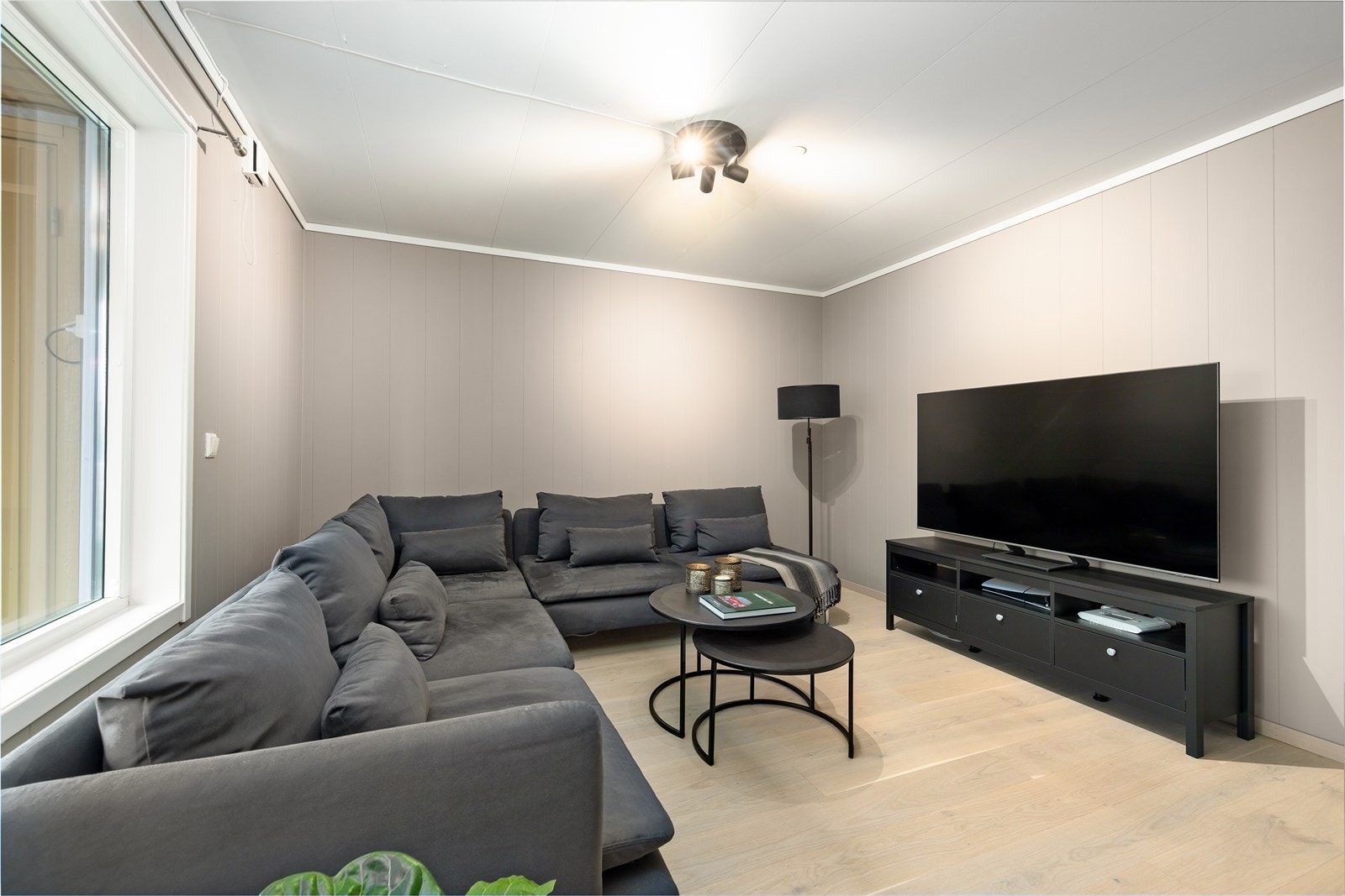 Sofagruppen er plassert på en måte som utnytter stuearealet godt, og skaper en naturlig og koselig TV-krok. Galleribilde