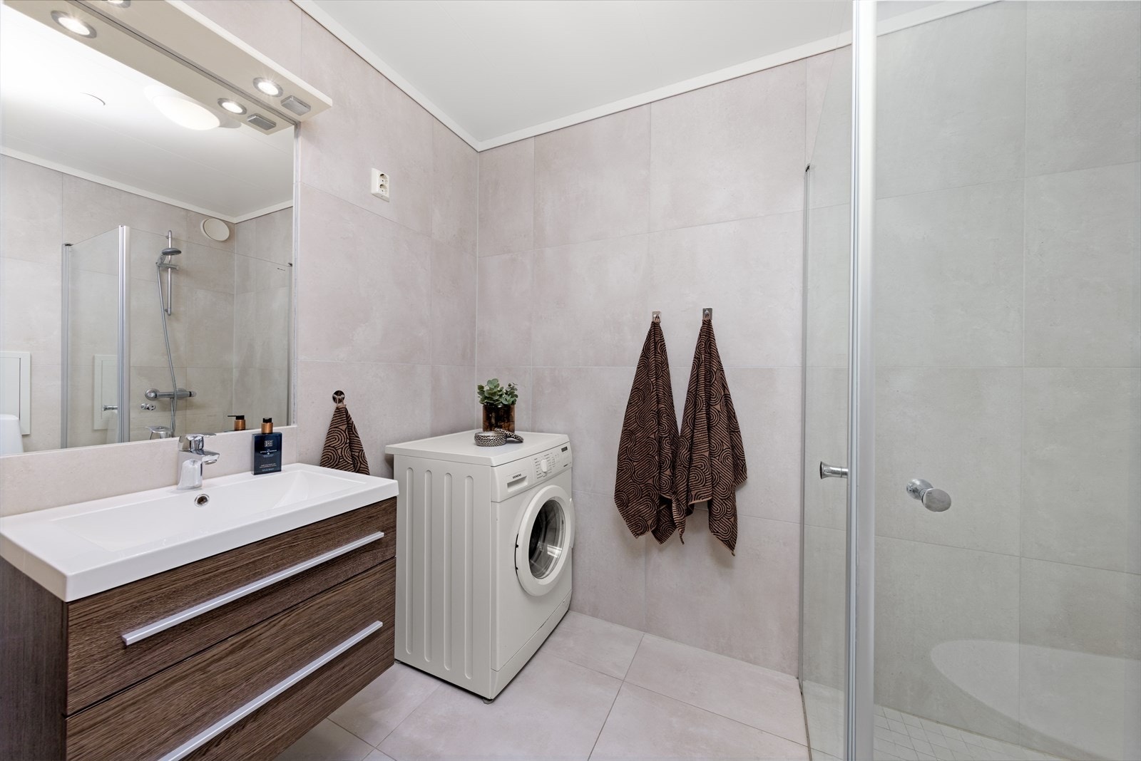 Flislagt baderom som varmes opp ved bruk av varmekabler. Galleribilde